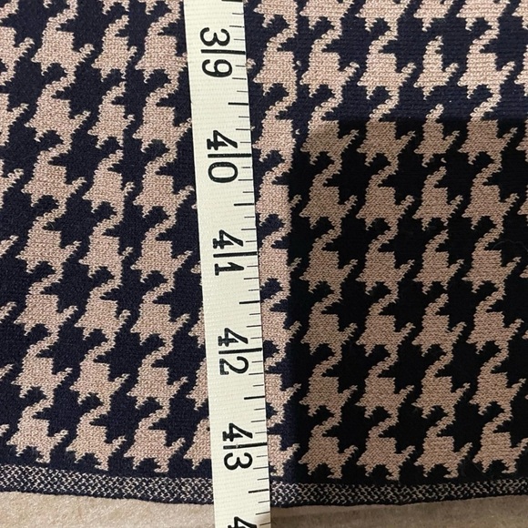 Elegant Houndstooth Short sleeved Knit Dress, Perfect for the Office - Picture 6 of 6